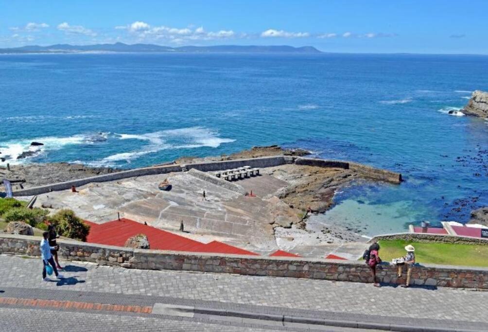 Hermanus Waterfront, Sea View Apartment With Balcony Bagian luar foto